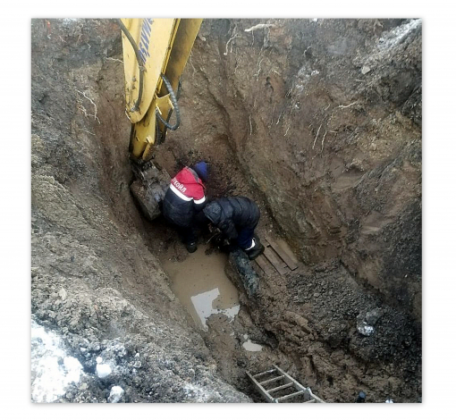 Огороды над водопроводом стали большой проблемой для коммунальщиков при устранении порыва. 